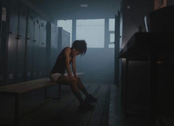 Foto de Tima Miroshnichenko: https://www.pexels.com/es-es/foto/banco-sentado-cansado-atleta-6388358/