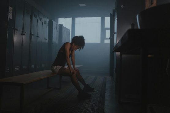 Foto de Tima Miroshnichenko: https://www.pexels.com/es-es/foto/banco-sentado-cansado-atleta-6388358/