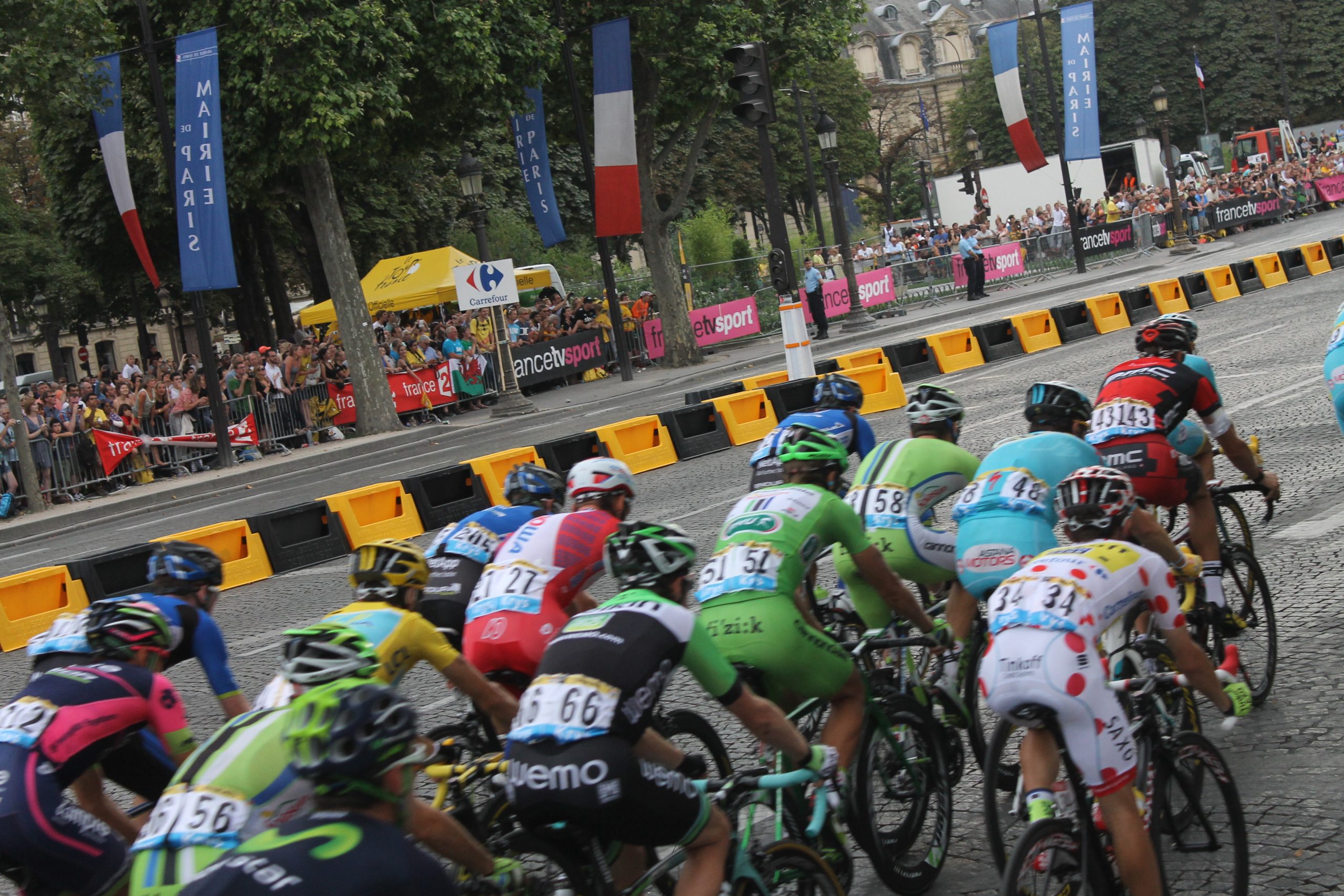 El Tour de Francia: identidad, espectáculo y controversia sobre dos ruedas